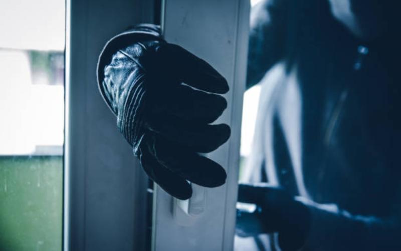 Tipperary gardaí apprehend suspected burglar hiding under table on premises
