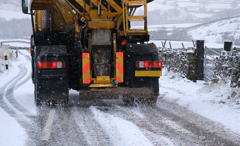 Freezing conditions force road gritters out again