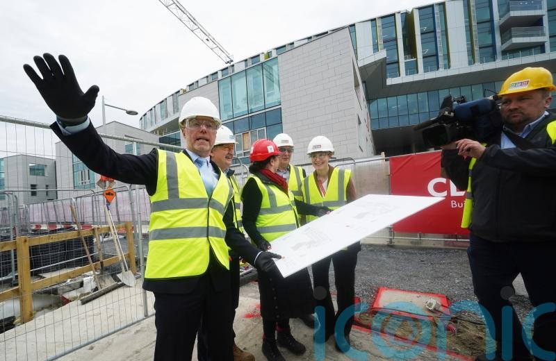 Stephen Donnelly &lsquo;fully expects&rsquo; children&rsquo;s hospital to be completed this year